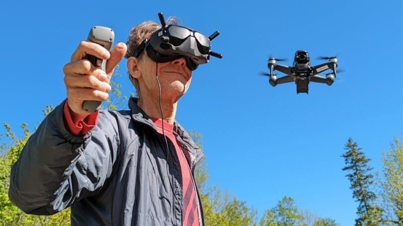 FPV-lennokin ohjaaja käyttää videolaseja ja kauko-ohjainta